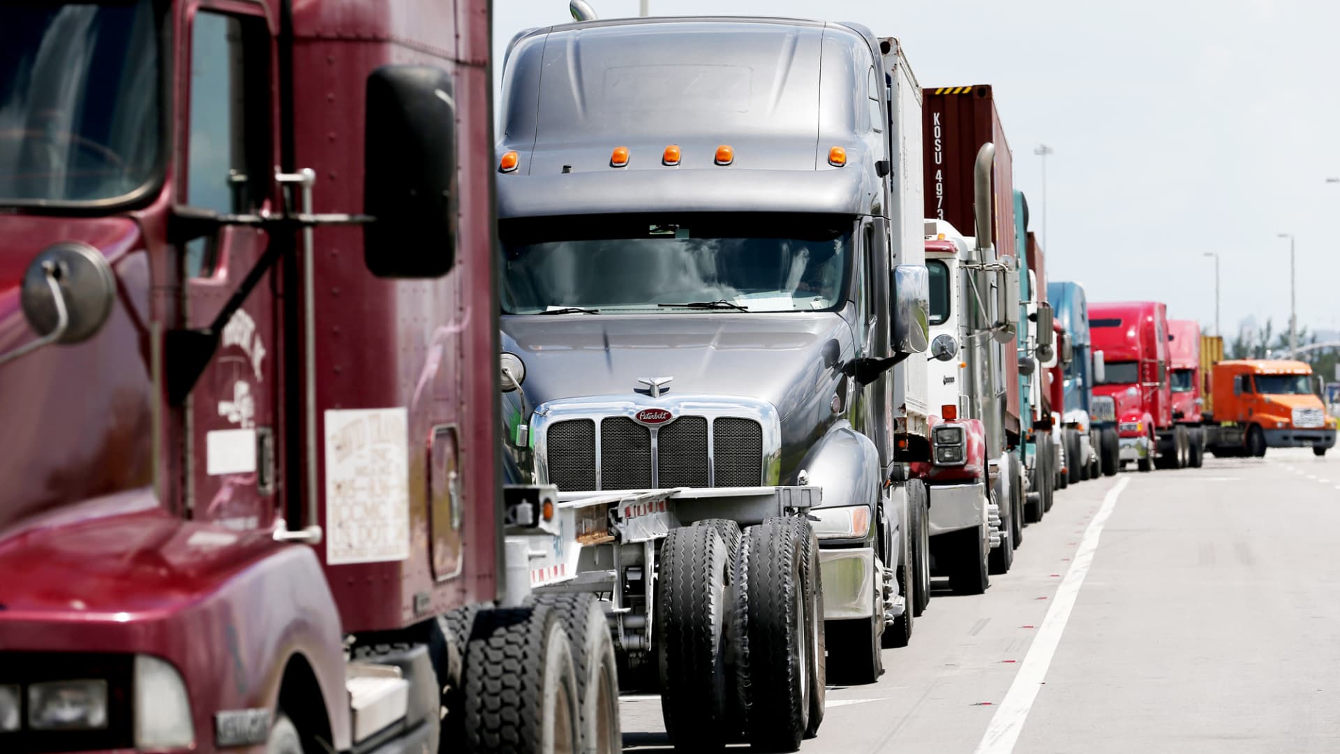 Spot Market vs Contract Rates: What’s the Smarter Strategy in Today’s Freight Economy?